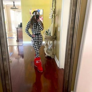 Moon Boots NWT 39/41 US Womens size 8-9.5 paid$165+shipping Sold Out!Make offer!